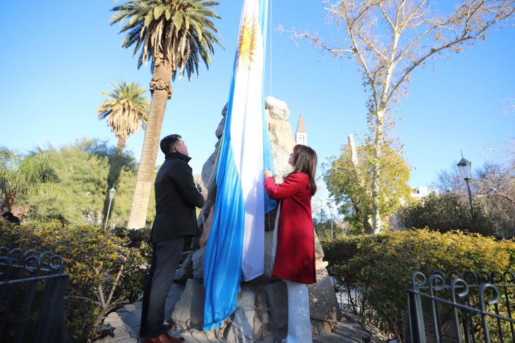 San Juan conmemora 208 años de Independencia con emotivo acto en Plaza 25 de Mayo