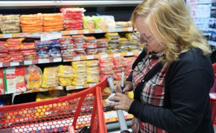 Arranca la baja del impuesto PAIS: que productos espera el Gobierno que bajen de precio