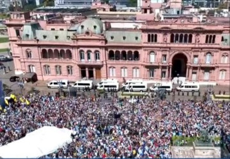 Javier Milei invitó al plantel campeón a celebrar en el balcón de Casa Rosada