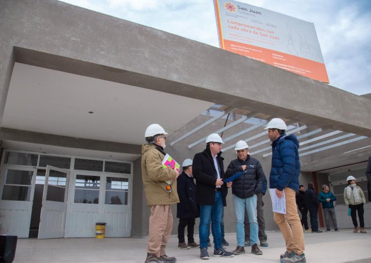 Orrego recorrió el avance de obras de la escuela J. Washington en Pocito