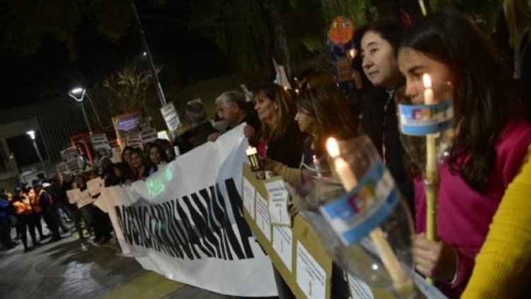 Docentes realizaron una manifestación con antorchas