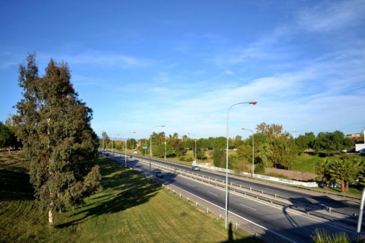 Ahorro en iluminación: colocarán paneles solares en toda la Circunvalación