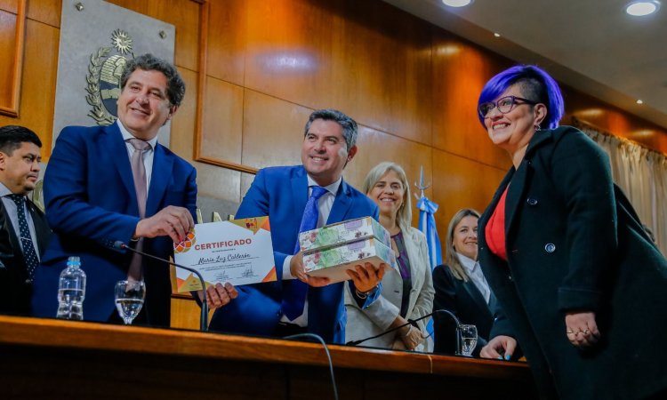 Orrego entregó certificados a beneficiarias del programa Mujeres +6