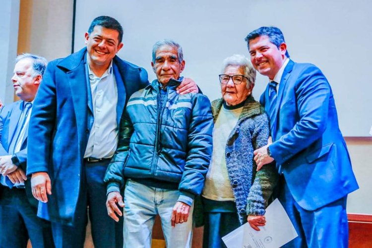 Matías Espejo acompañó a vecinos de Niquivil a recibir sus escrituras