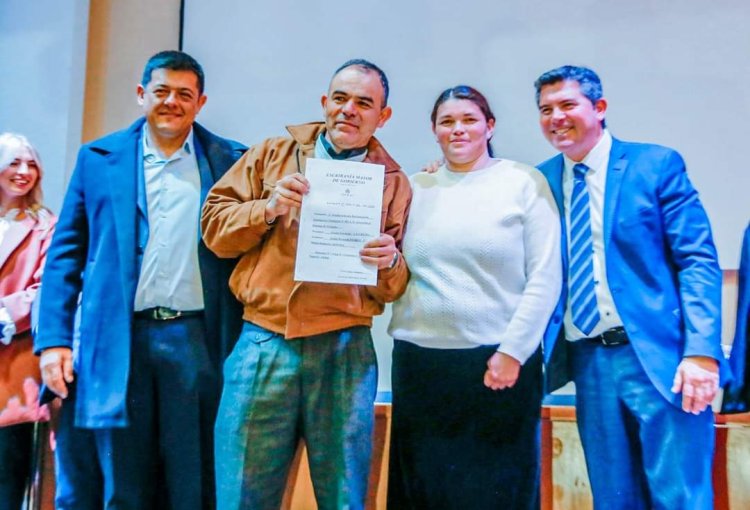 Matías Espejo acompañó a vecinos de Niquivil a recibir sus escrituras
