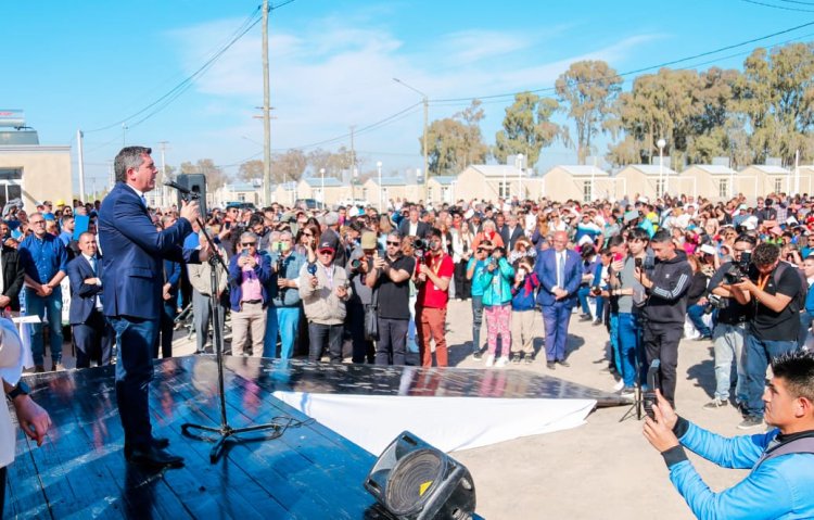 El gobernador Orrego entregó la llave de su nueva casa a 204 familias de Caucete