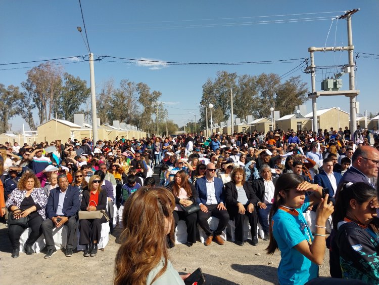 El gobernador Orrego entregó la llave de su nueva casa a 204 familias de Caucete