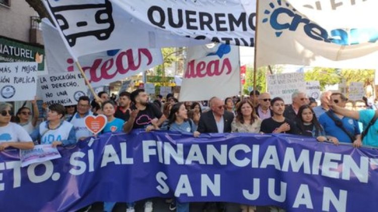 Multitudinaria marcha en reclamo de un mayor financiamiento para las Universidades