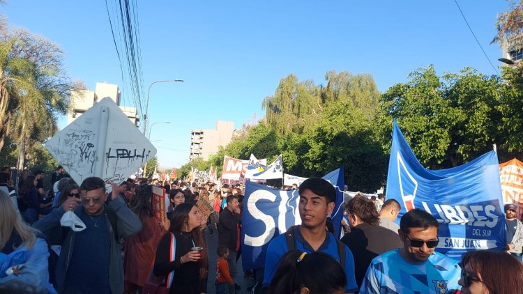 Multitudinaria marcha en reclamo de un mayor financiamiento para las Universidades