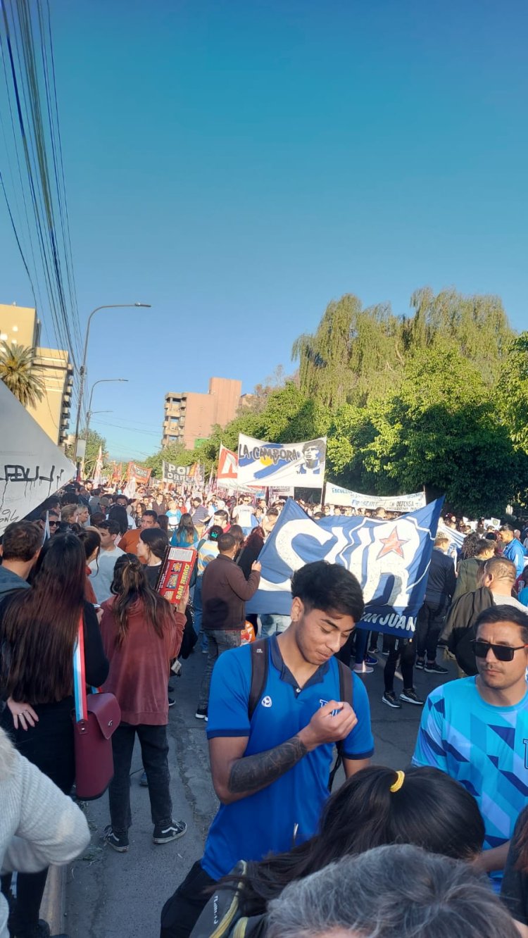 Multitudinaria marcha en reclamo de un mayor financiamiento para las Universidades