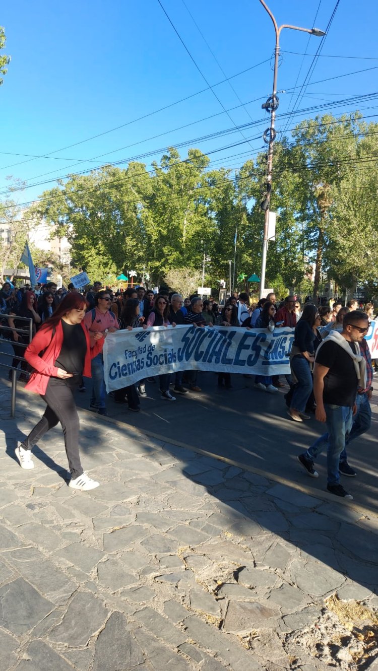 Multitudinaria marcha en reclamo de un mayor financiamiento para las Universidades