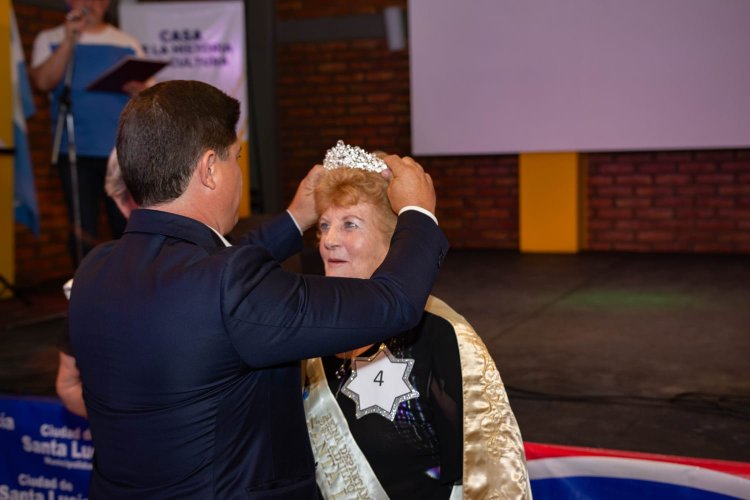 Santa Lucía coronó a su Reina del Adulto Mayor 2024