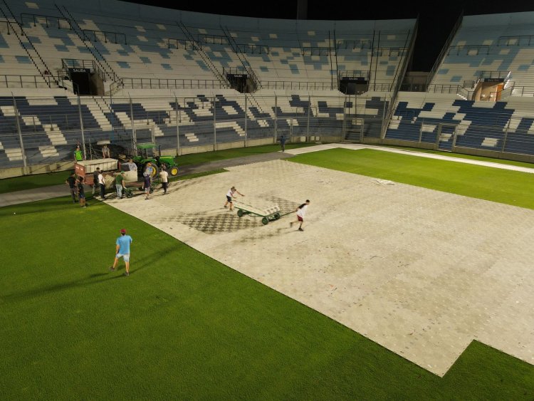 Comenzó la colocación de la cubierta protectora del césped en el Estadio del Bicentenario
