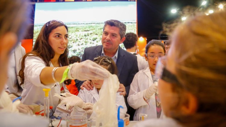 Segunda noche de la FNS: Orrego recorrió los stands y participó de distintas actividades