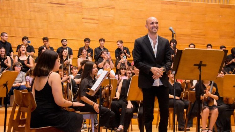 Abel Pintos cantó con los más chicos en el Auditorio Juan Victoria