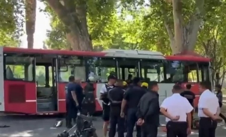 Un colectivo chocó contra un árbol en Mendoza y el chofer falleció