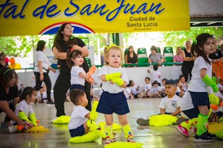 Santa Lucía celebró la muestra anual de educación física de los jardines maternales municipales
