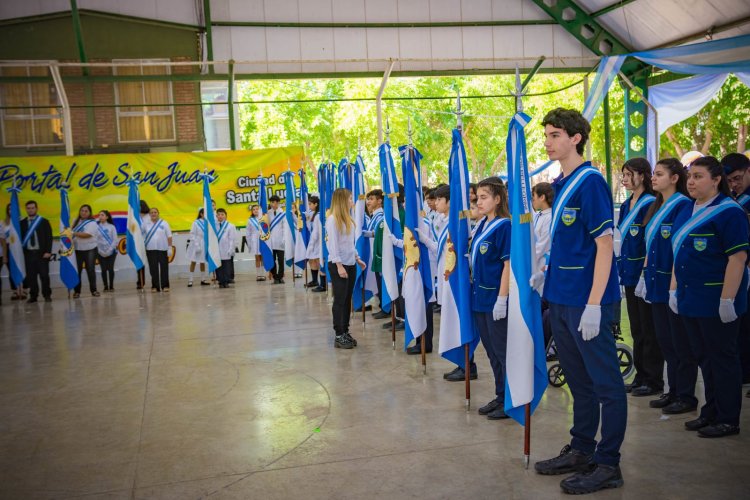Santa Lucía reconoció el esfuerzo de los estudiantes del departamento