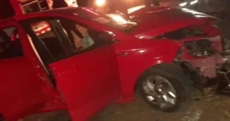 Se estrellaron contra un árbol y un hombre murio en el lugar
