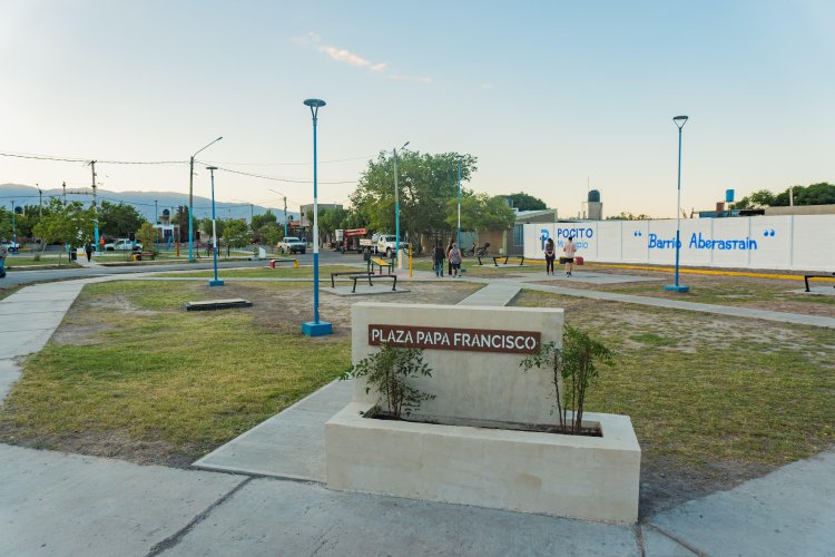 Remodelan plaza y cambian luminarias en un zona histórica de Pocito
