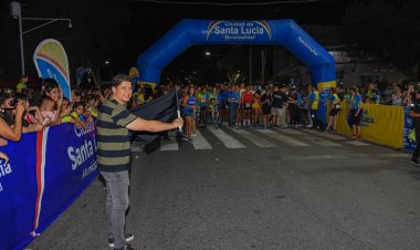 Santa Lucía celebró su 155° aniversario con una multitudinaria carrera nocturna