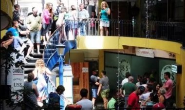 Largas colas de turistas argentinos para cambiar dólares en Chile