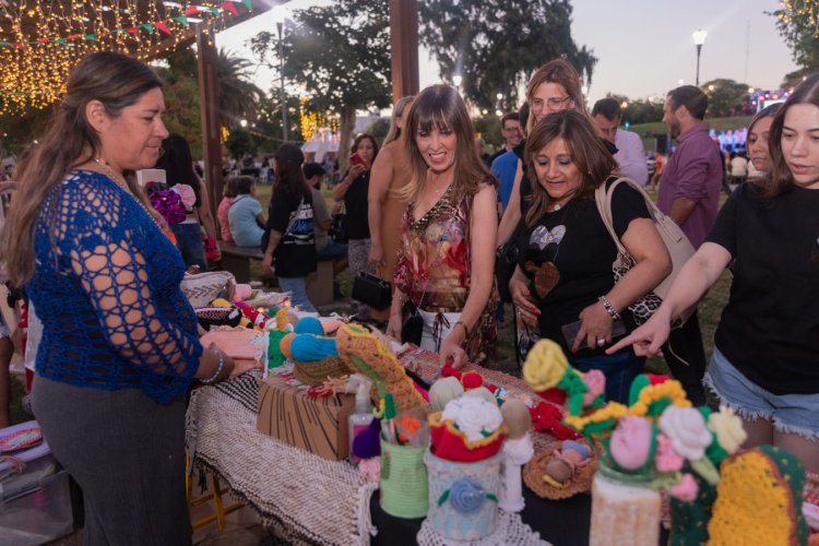 La feria de la Ciudad en Navidad iluminó la plaza Hipólito Yrigoyen con música sabores y artesanías
