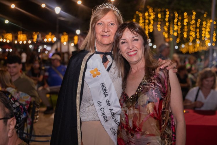 La feria de la Ciudad en Navidad iluminó la plaza Hipólito Yrigoyen con música sabores y artesanías