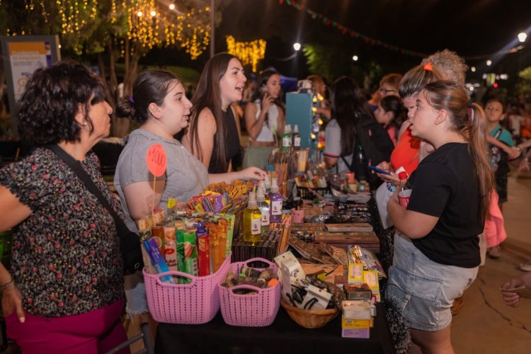 La feria de la Ciudad en Navidad iluminó la plaza Hipólito Yrigoyen con música sabores y artesanías