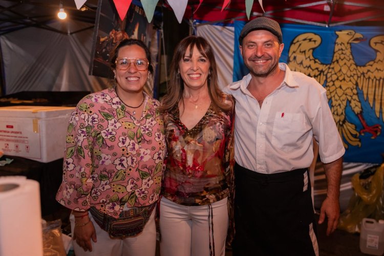 La feria de la Ciudad en Navidad iluminó la plaza Hipólito Yrigoyen con música sabores y artesanías