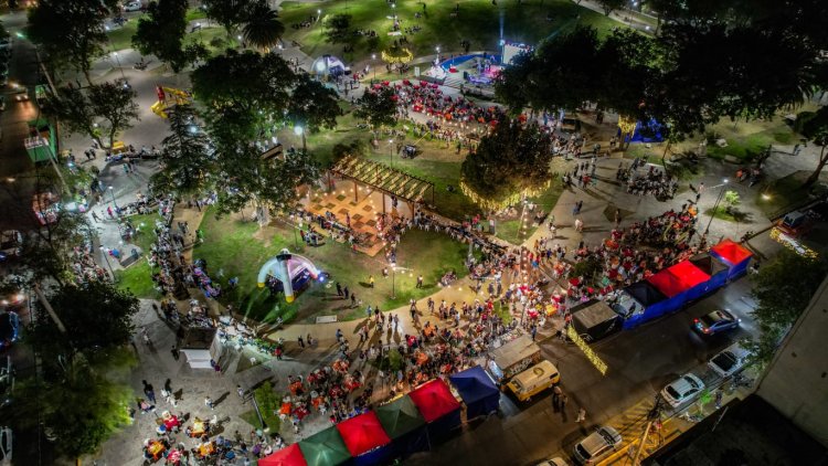 La feria de la Ciudad en Navidad iluminó la plaza Hipólito Yrigoyen con música sabores y artesanías