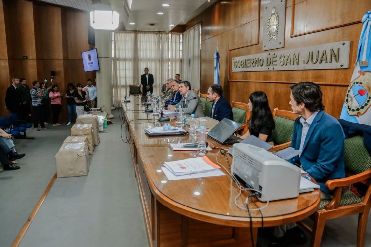 Orrego encabezó la apertura de sobres de una licitación clave para impulsar la transformación energética de San Juan