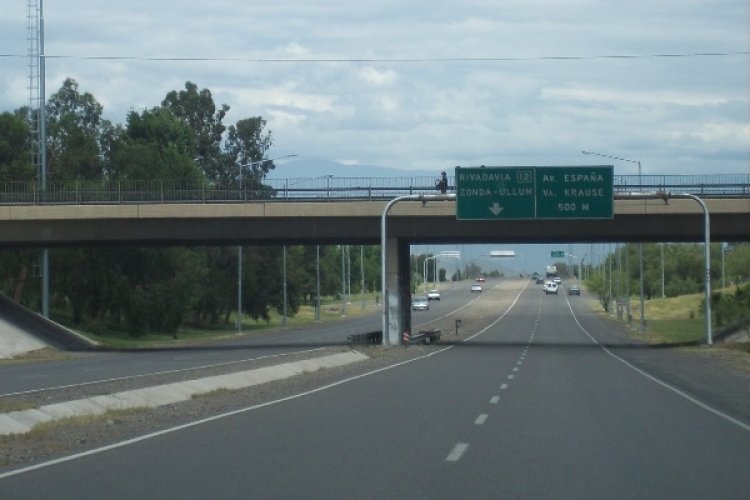 Un hombre se lanzó desde uno de los puentes de la Circunvalación