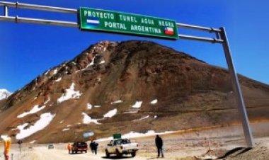 En el Paso de Agua Negra vuelca una camioneta