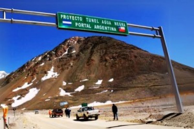 En el Paso de Agua Negra vuelca una camioneta