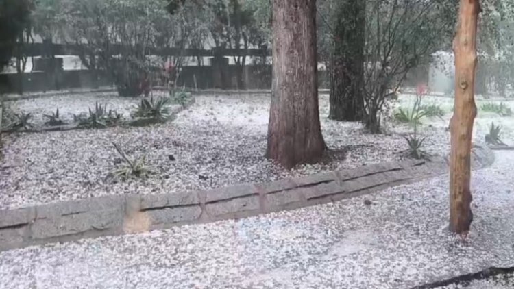 Por caída de granizo Iglesia se tiño de blanco