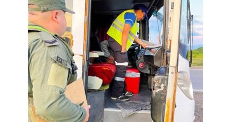 Detuvieron a un micro que transportaba menores sin documentación con destino a Salta