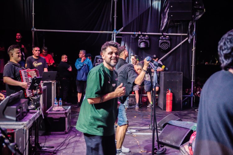 Q’ Lokura tocó en Caucete y recibió imágenes de la Difunta Correa y San Expedito