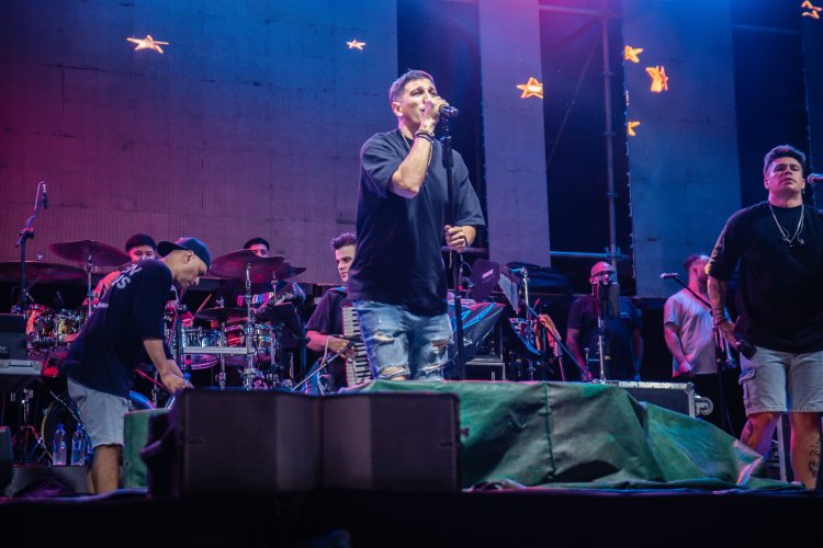 Q’ Lokura tocó en Caucete y recibió imágenes de la Difunta Correa y San Expedito