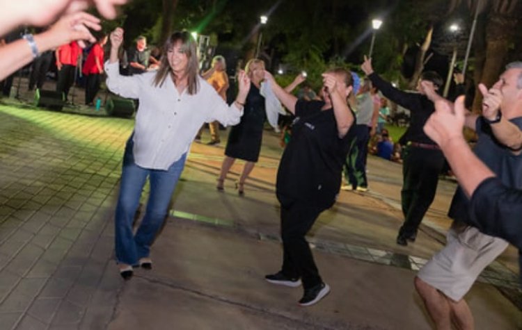 La Plaza Evita brillo con música y artesania