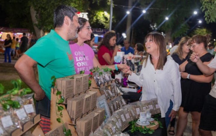 La Plaza Evita brillo con música y artesania