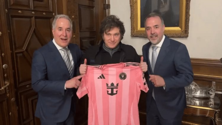 "Con cariño": Javier Milei recibió una camiseta autografiada por Lionel Messi