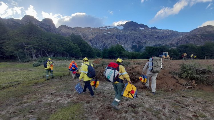 Bomberos de la Policía de San Juan y Protección Civil llegaron a El Bolsón