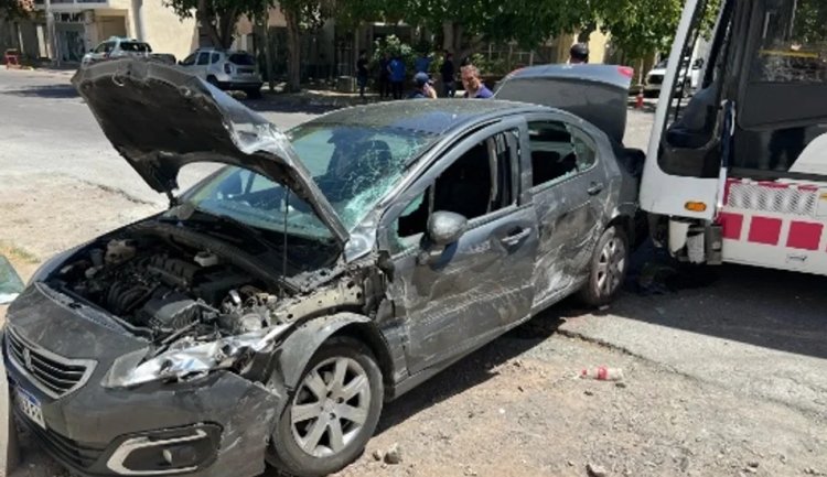 Un colectivo de la Red Tulum chocó contra un Uber