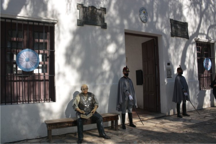 La Casa Natal de Sarmiento estará iluminada en memoria de la familia Bibas