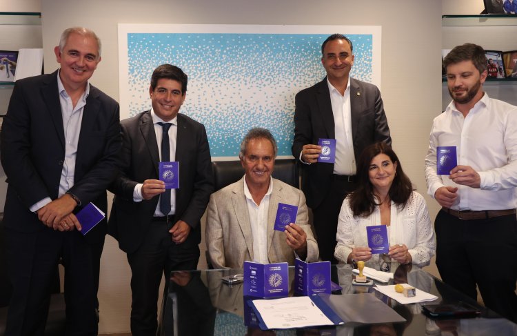 Presentaron el Pasaporte Nacional Sanmartiniano al secretario Daniel Scioli