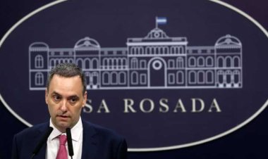Adorni anunció un endurecimiento de la política migratoria oficial
