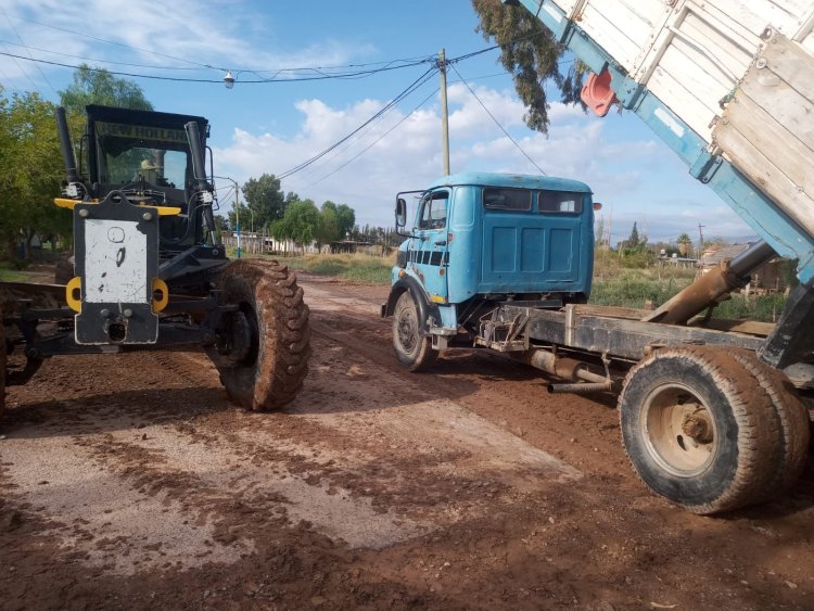 Por las intensas lluvias, el Municipio de Pocito lleva a cabo trabajos de reparación de calles y badenes