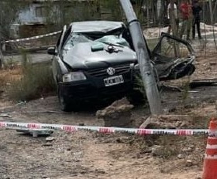 En Caucete choca contra un pilar y su acompañante muere