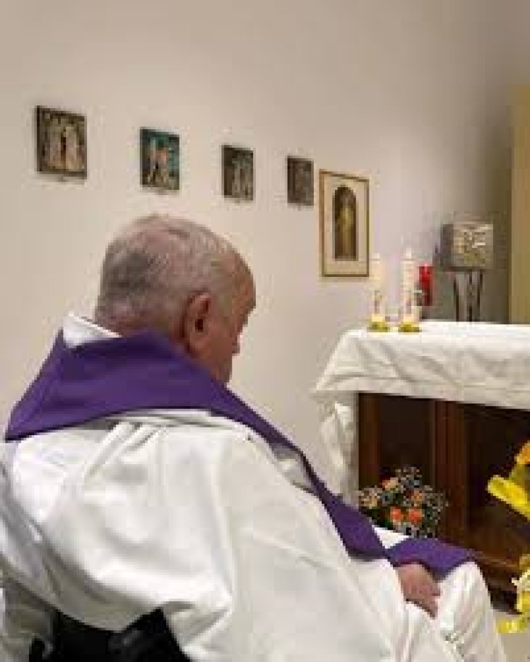 Difundieron la primera foto del papa Francisco tras más de un mes en el hospital